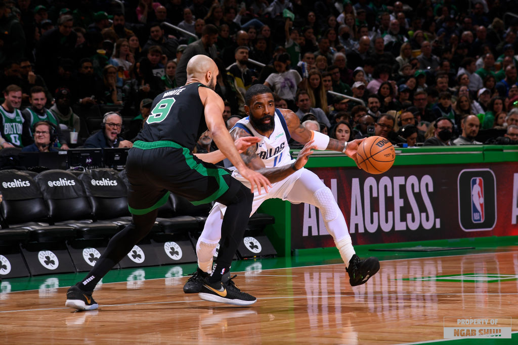 Penggemar Boston Celtics Menunggu Kyrie Irving di Final NBA 2024